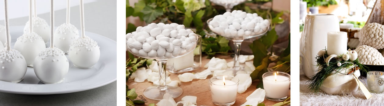 Un candy bar blanc et de la déco de table blanche pour la table des mariés