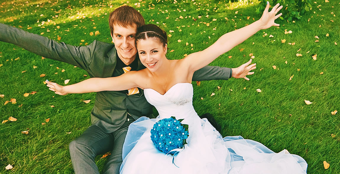 Des mariés heureux et en bleu